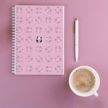 Carica l'immagine nel visualizzatore di Gallery, Quaderno spirale A5 Pencil Panda pattern - Rosa caramella